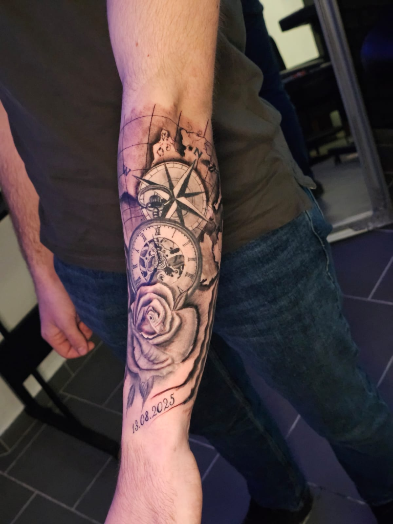 Kompass und Rose Tattoo auf dem Arm - Monter Tattoo Reims
