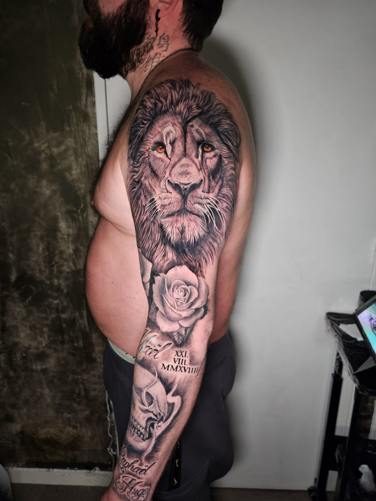 Tatouage lion sur le bras - Monter Tattoo Reims
