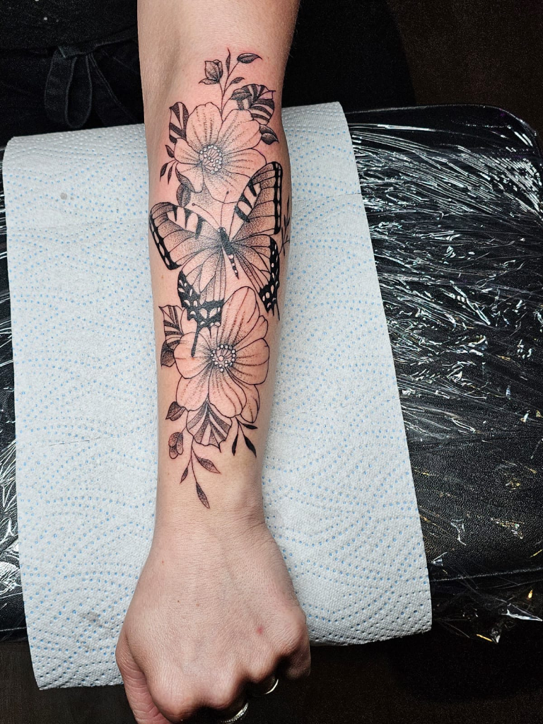 Tatouage fleurs et papillon - Monter Tattoo Reims