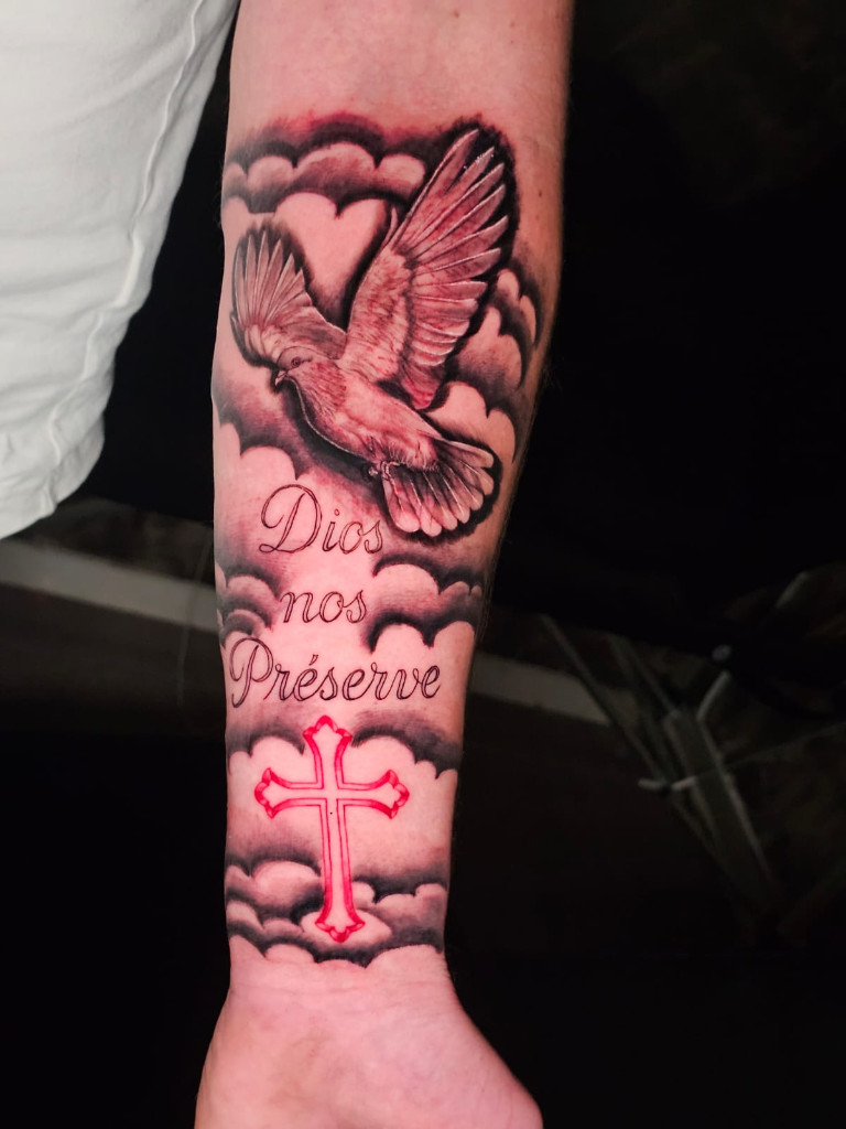 Taube und Kreuz Tattoo - Chicano Style Reims