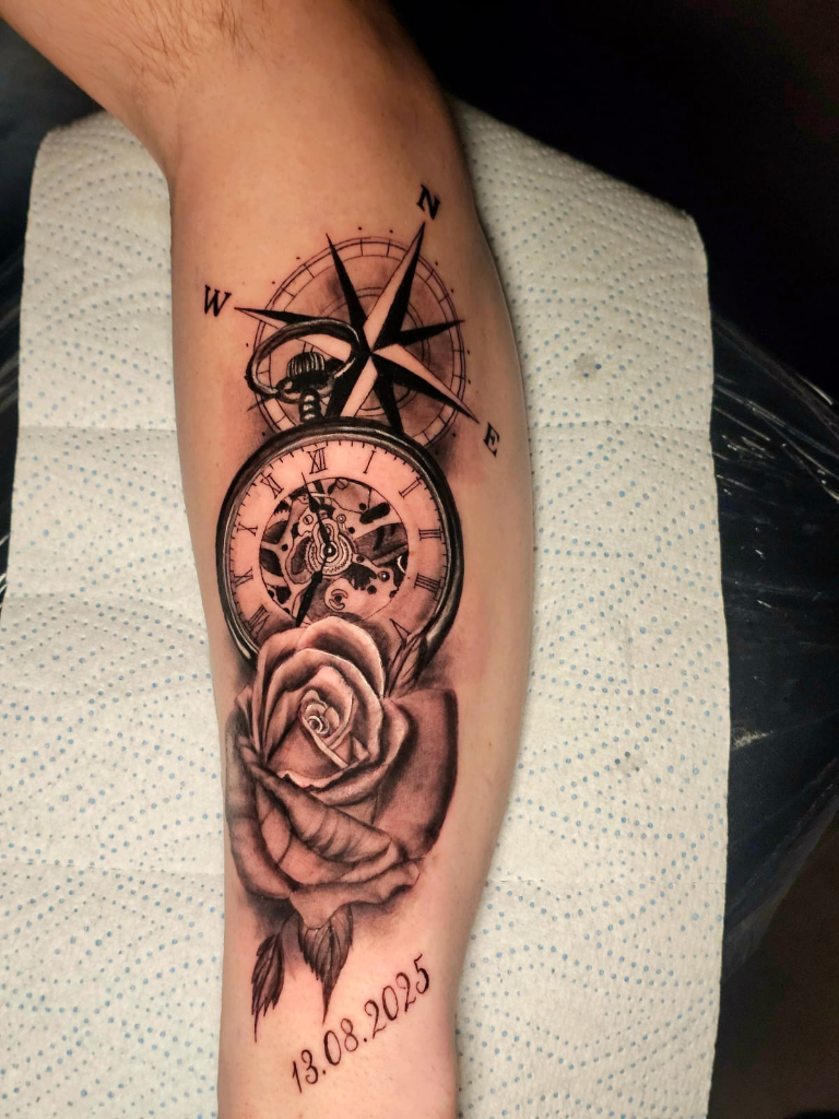 Kompass und Rose Tattoo auf dem Bein - Tattoo Studio Reims