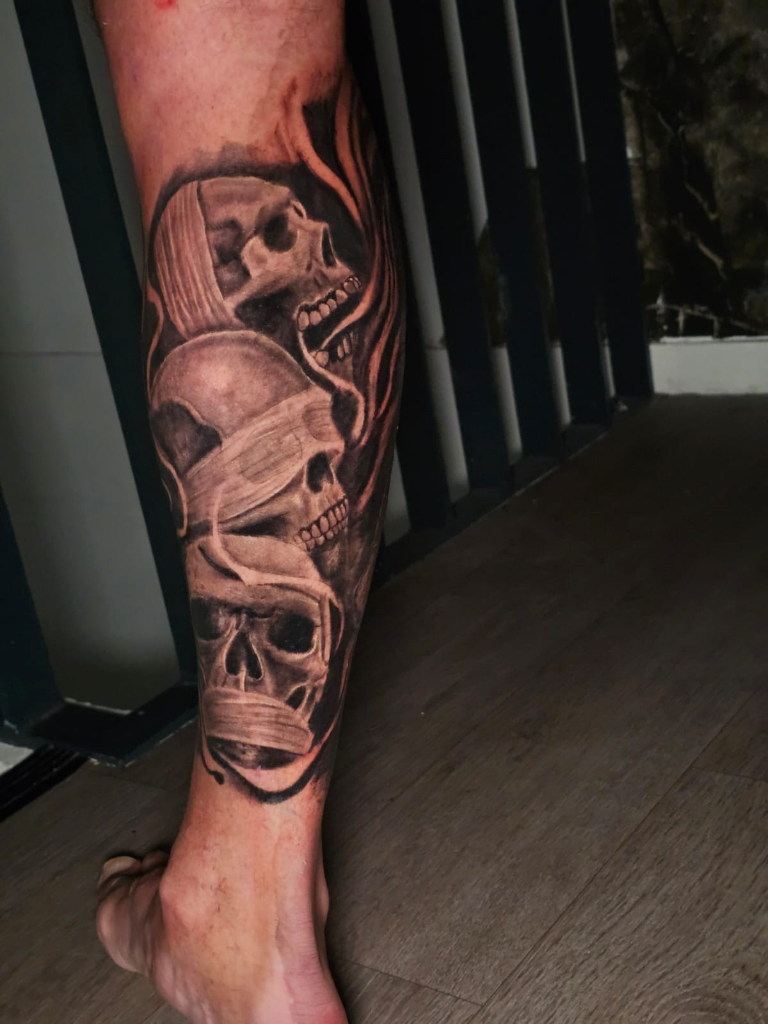 Drei Totenköpfe Tattoo - Dark Realism Tattoo Reims