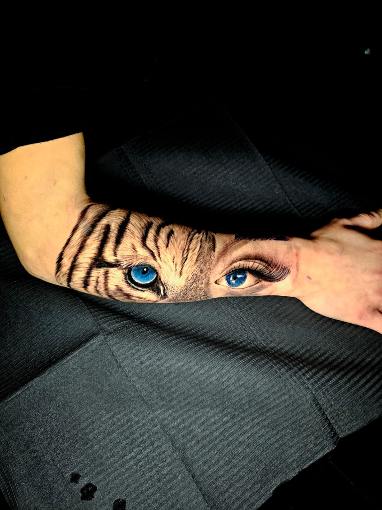 Tatouage tigre et œil bleu sur avant-bras - Monter Tattoo Reims