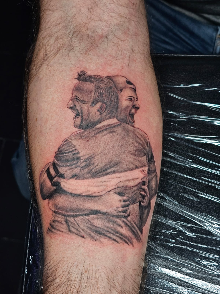 Tatouage portrait deux amis qui s'enlacent - Monter Tattoo Reims